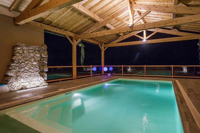 Piscine du gîte de Caville avec terrasse en bois et vue dégagée sur les collines
