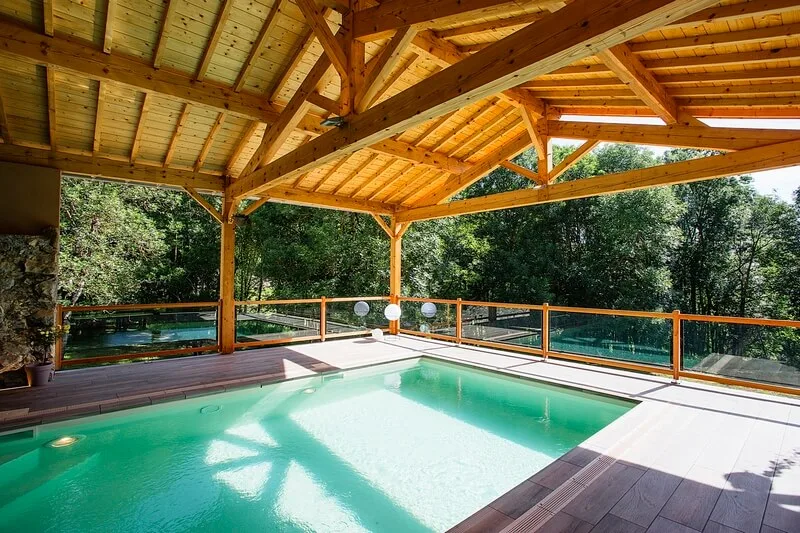 Piscine chauffée en étage avec vue sur la campagne ariégeoise et transats