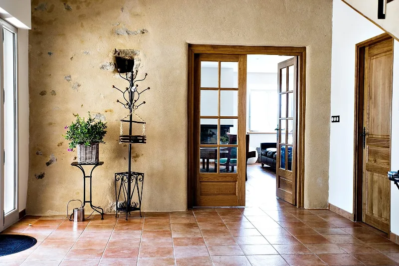 Entrée du gîte de Caville avec porte en pierre et allée d'accès