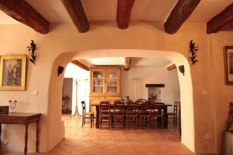Salle à manger voûtée avec grande table en bois pour repas de groupe