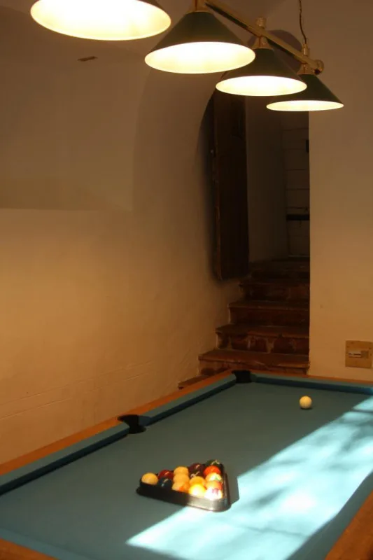 Salle de billard voûtée en pierre, espace de détente au rez-de-chaussée