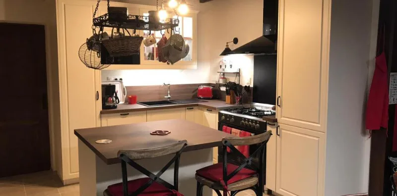 Cuisine équipée avec îlot central et coin repas
