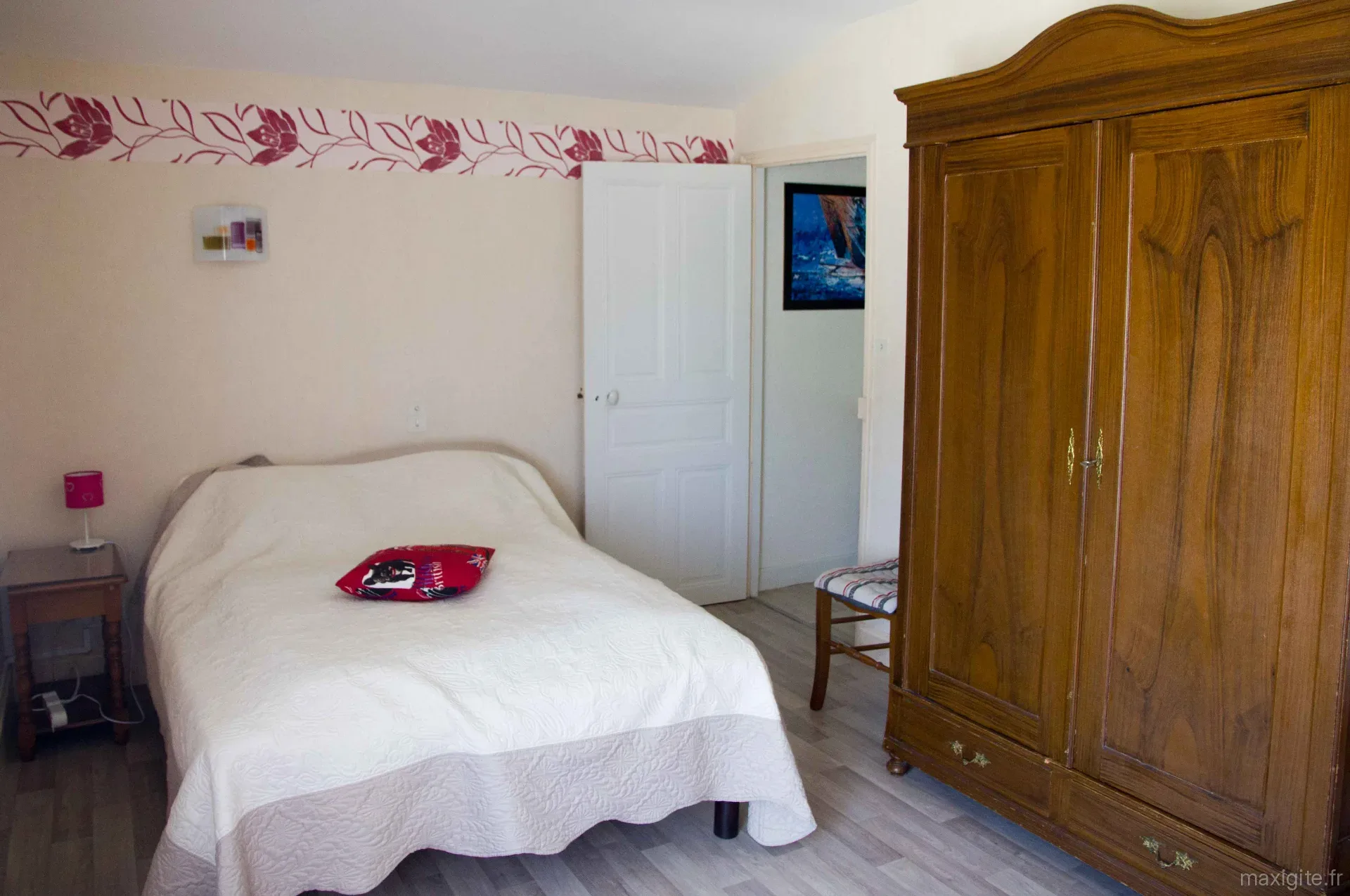 Chambre avec lit et armoire en bois, ambiance rustique et chaleureuse