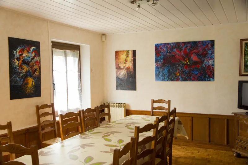 Second angle de la salle à manger avec buffet en bois et vue sur le salon
