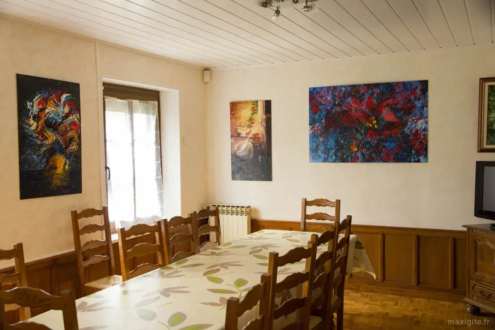 Second angle de la salle à manger avec buffet en bois et vue sur le salon