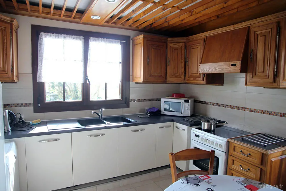 Cuisine vue d'ensemble avec cuisinière et coin repas convivial