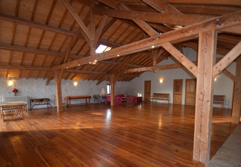 Salle d'activité avec espace de jeux et banquettes pour les groupes