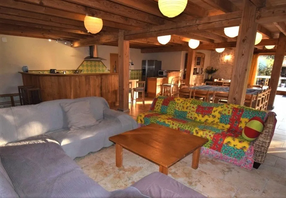 Salon confortable avec canapés et cheminée pour les soirées entre groupe