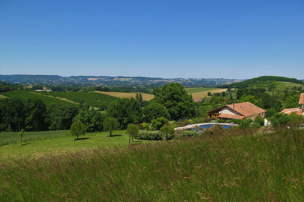 Vue d'ensemble du domaine et de la vallée boisée du Lot-et-Garonne