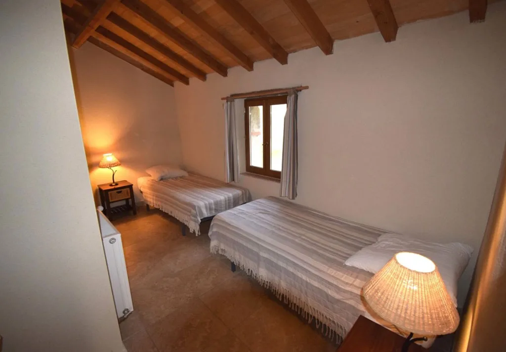 Chambre avec lits simples pour l'hébergement en groupe