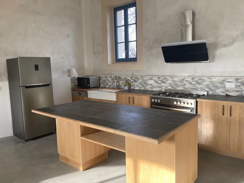 Cuisine ouverte entièrement équipée avec îlot central