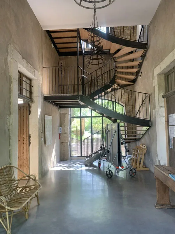 Escalier en fer forgé dans le hall d'entrée traversant de la bâtisse