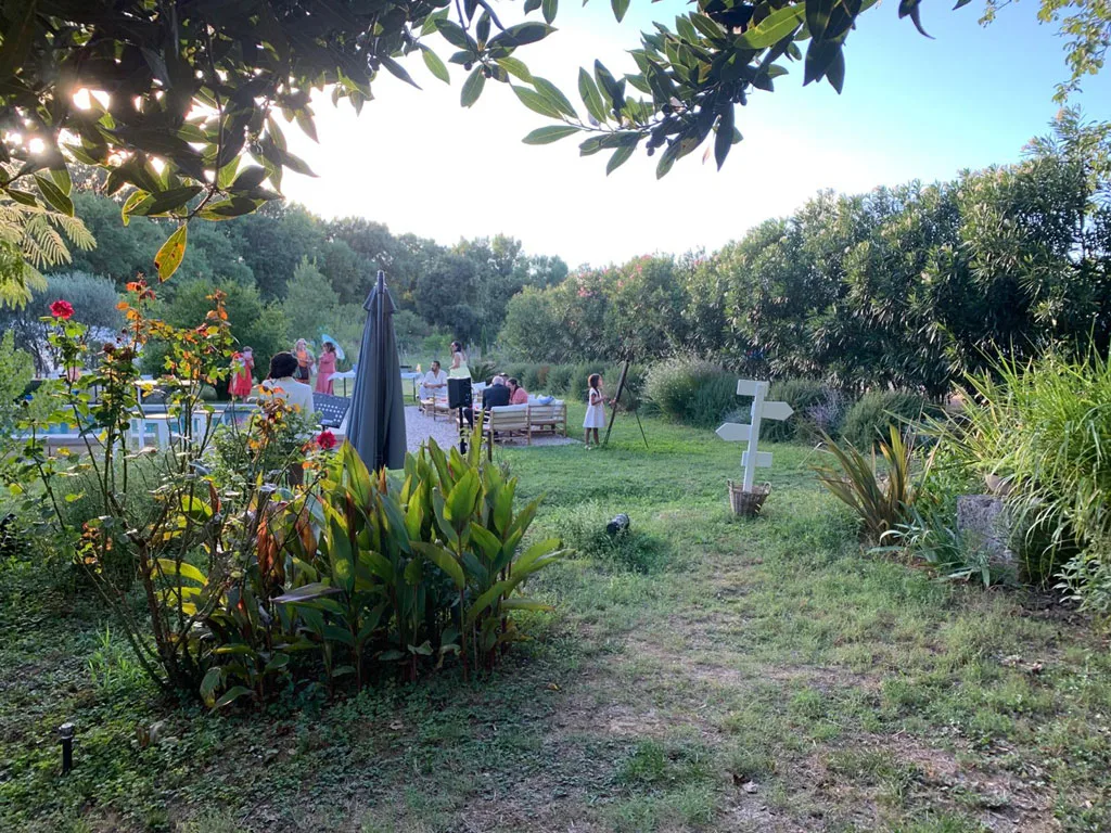 Jardin arboré et allée gravillonnée autour du gîte