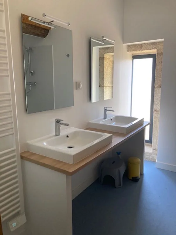 Salle de bain avec double vasque en pierre