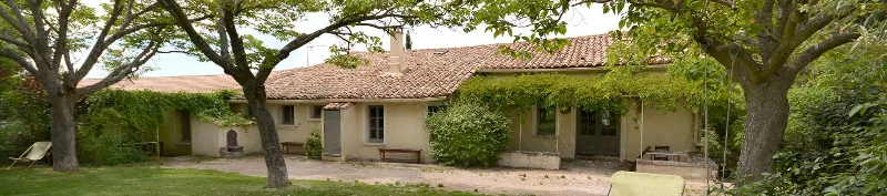 Mas la Galerie – façade en pierre provençale avec jardin arboré et terrasse