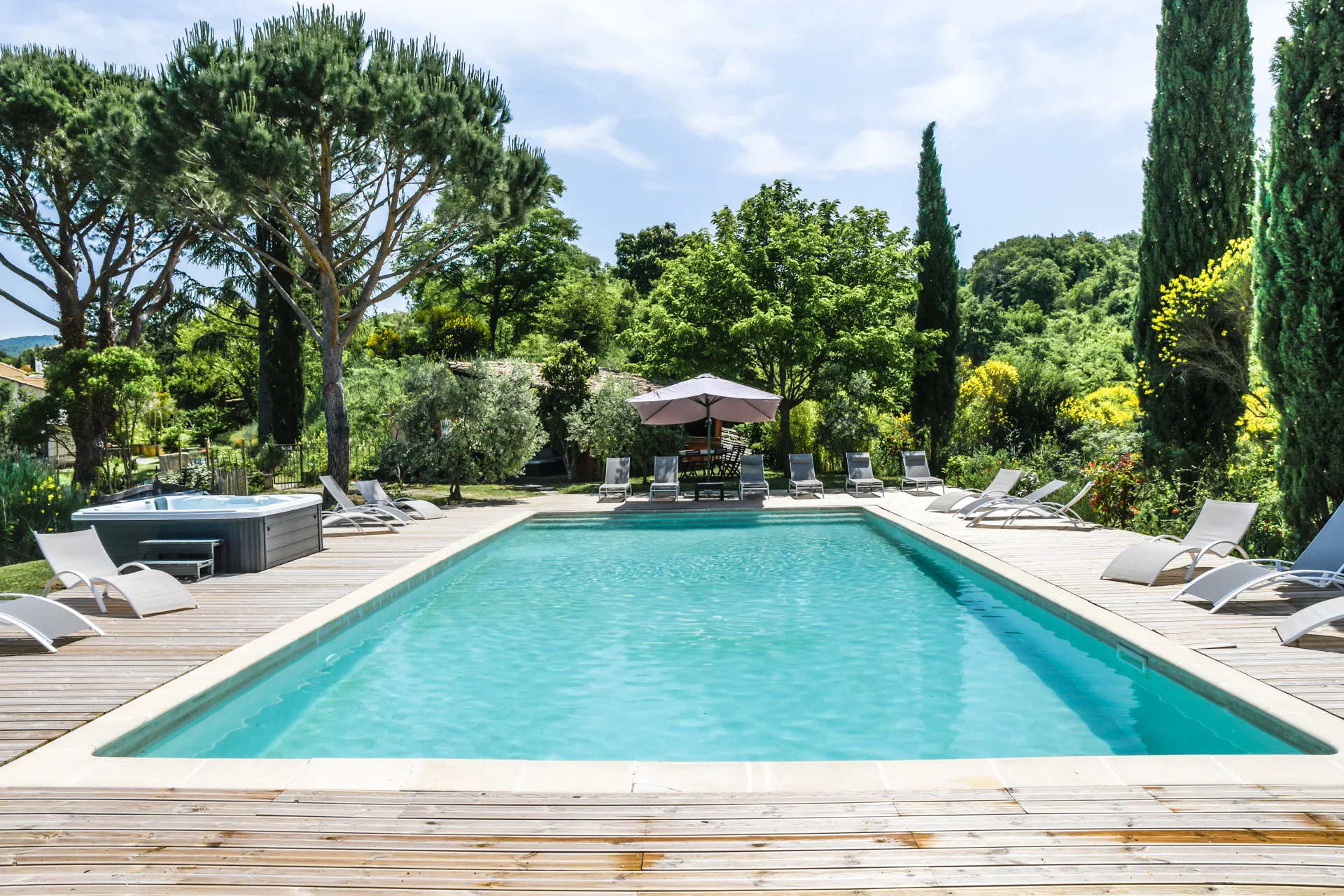 Gîte de groupe Mas la Galerie à Méthamis — La piscine chauffée 14x6m, capacité 20 personnes