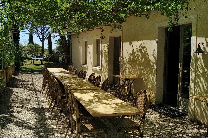 La grande table sous la treille devant la maison