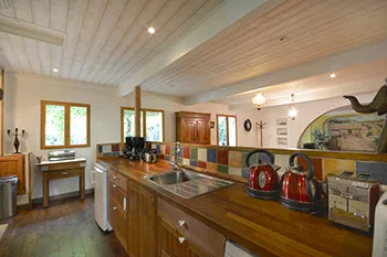 Autre espace intérieur du mas avec ambiance chaleureuse et rustique