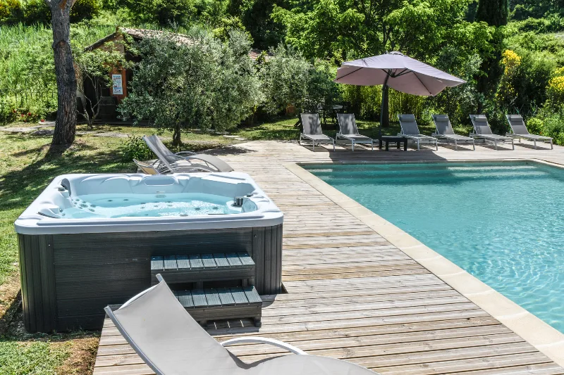 Le Jacuzzi 6-8 pers avec vue sur le village