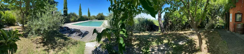 Piscine extérieure entourée de transats avec vue dégagée sur la campagne