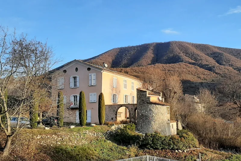 Gîte Les Gîtes du Château de la Robine — gîte de groupe à La Robine-sur-Galabre
