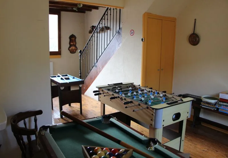 Salle de jeux avec baby-foot, billard et table de ping-pong