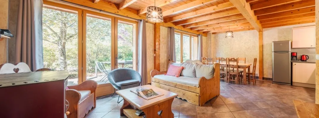 Salon cuisine du gîte Lanchette avec mobilier bois et ambiance chalet savoyard