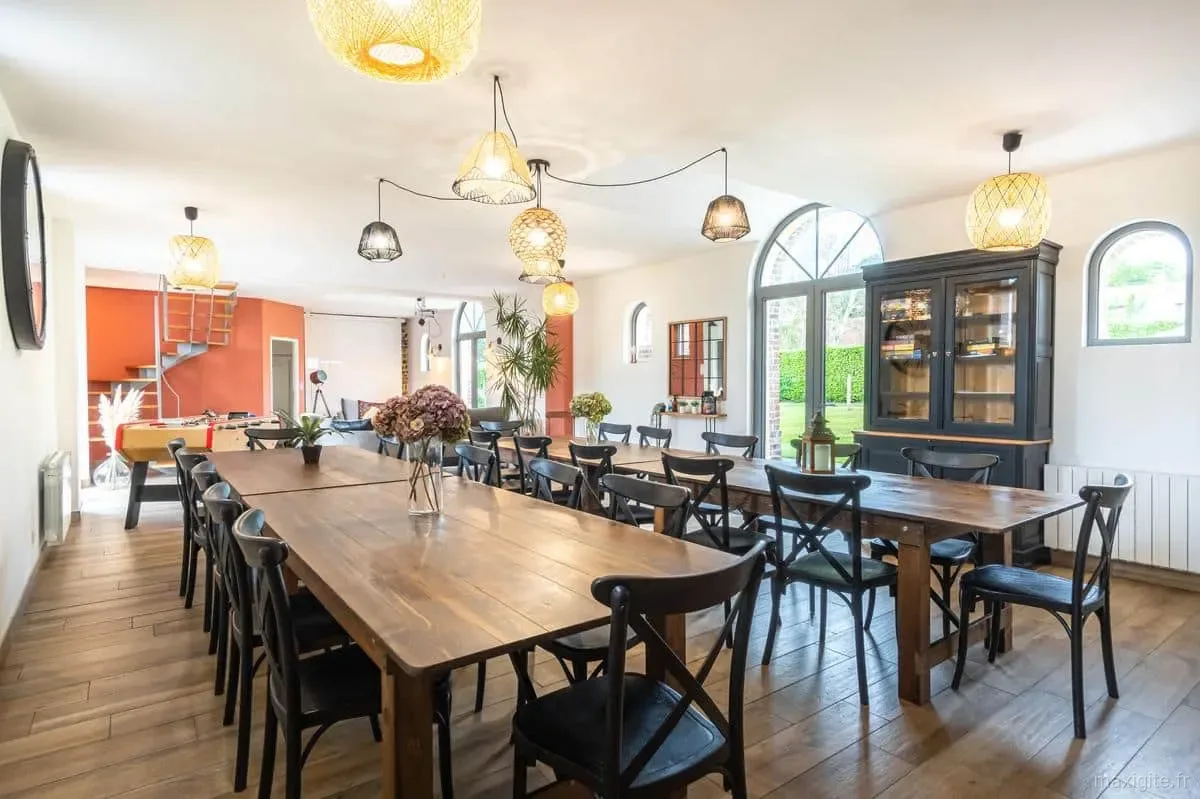 Gîte de groupe La Familiale à La Cerlangue — Salle à manger avec coin jeux comprenant un baby-foot, ambiance familiale, capacité 30 personnes