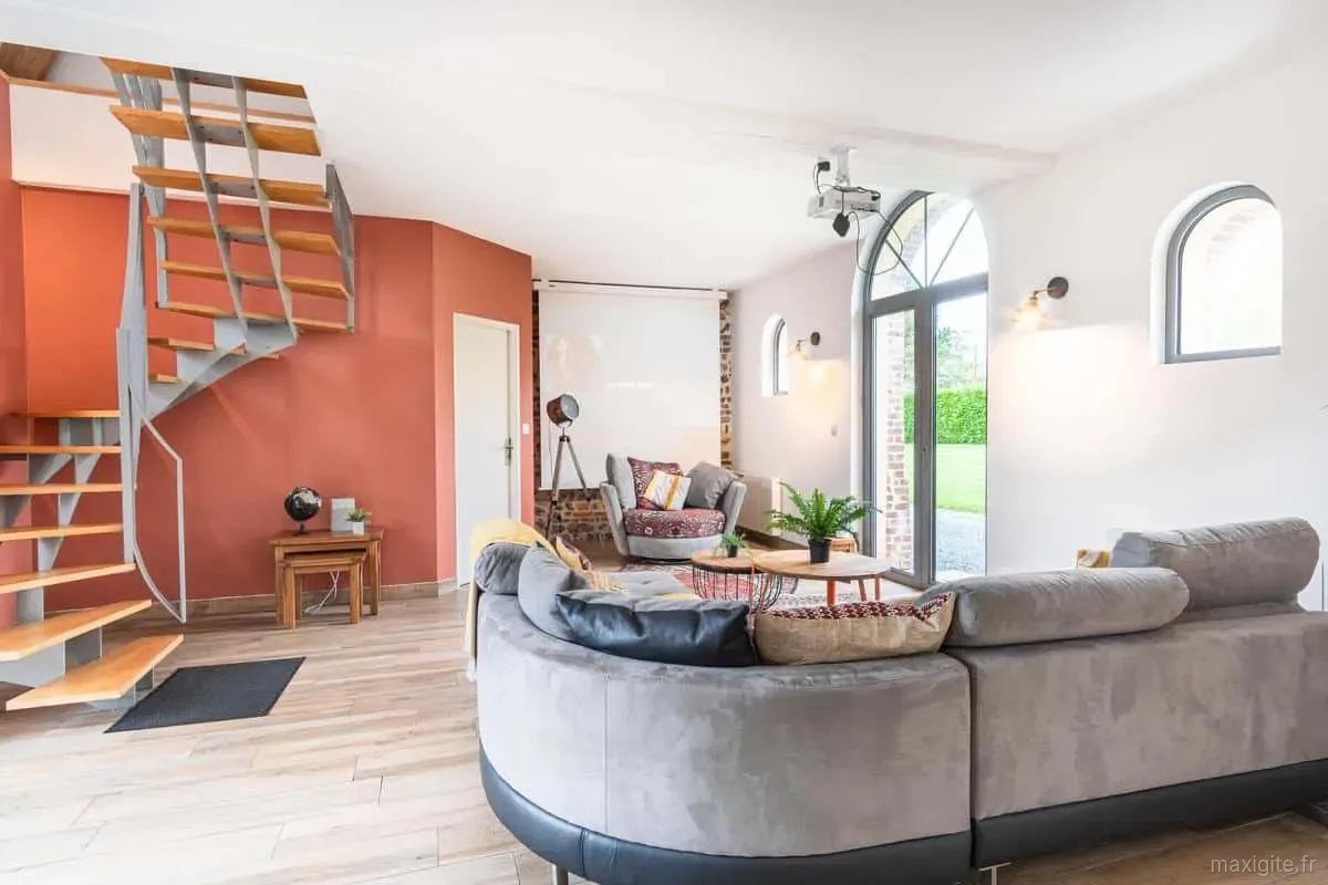Séjour spacieux avec escalier en colimaçon et espace de vie convivial