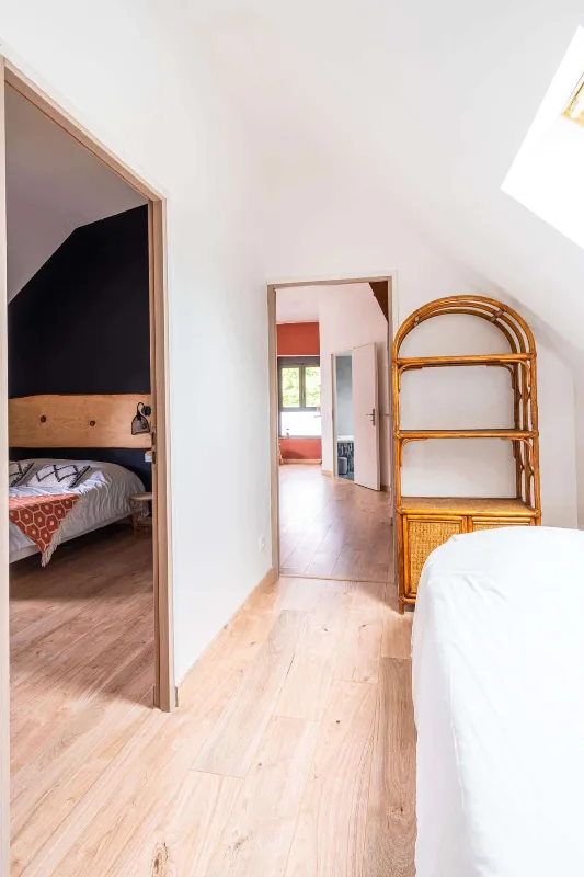 Chambre lumineuse avec vue sur le couloir attenant du gîte