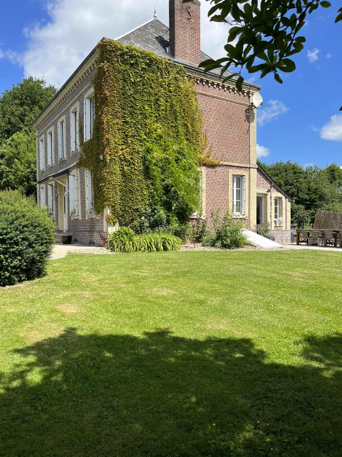 Gîte de groupe La Familiale à La Cerlangue — Façade en briques couverte de lierre de La Familiale, entrée principale du gîte, capacité 30 personnes