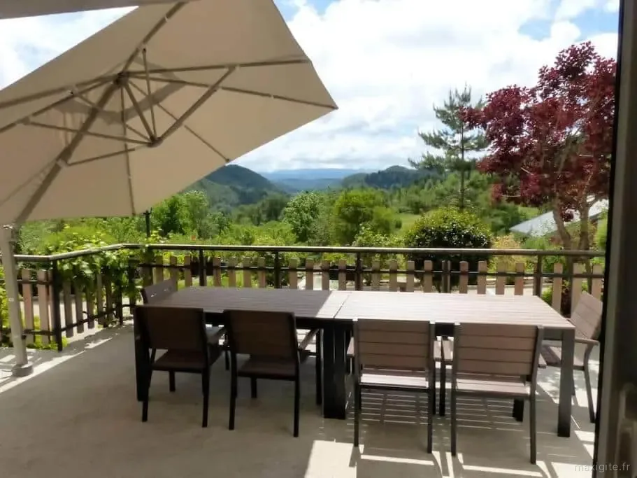 Terrasse extérieure avec vue dégagée sur la vallée