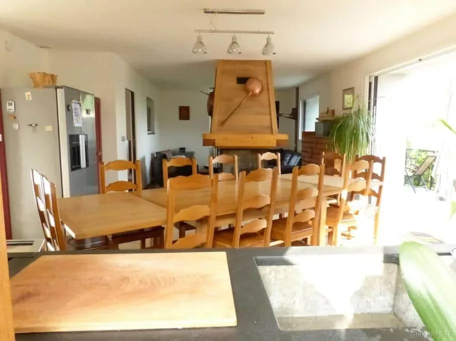 Grande salle à manger avec longue table en bois pour les repas de groupe