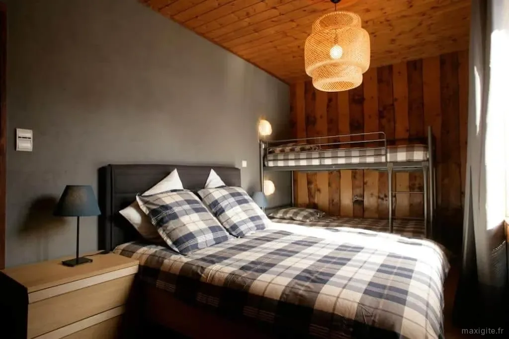 Chambre confortable avec lit double et lits superposés