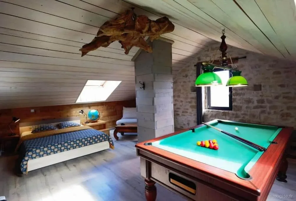 Grande chambre avec lit double, canapé-lit et billard