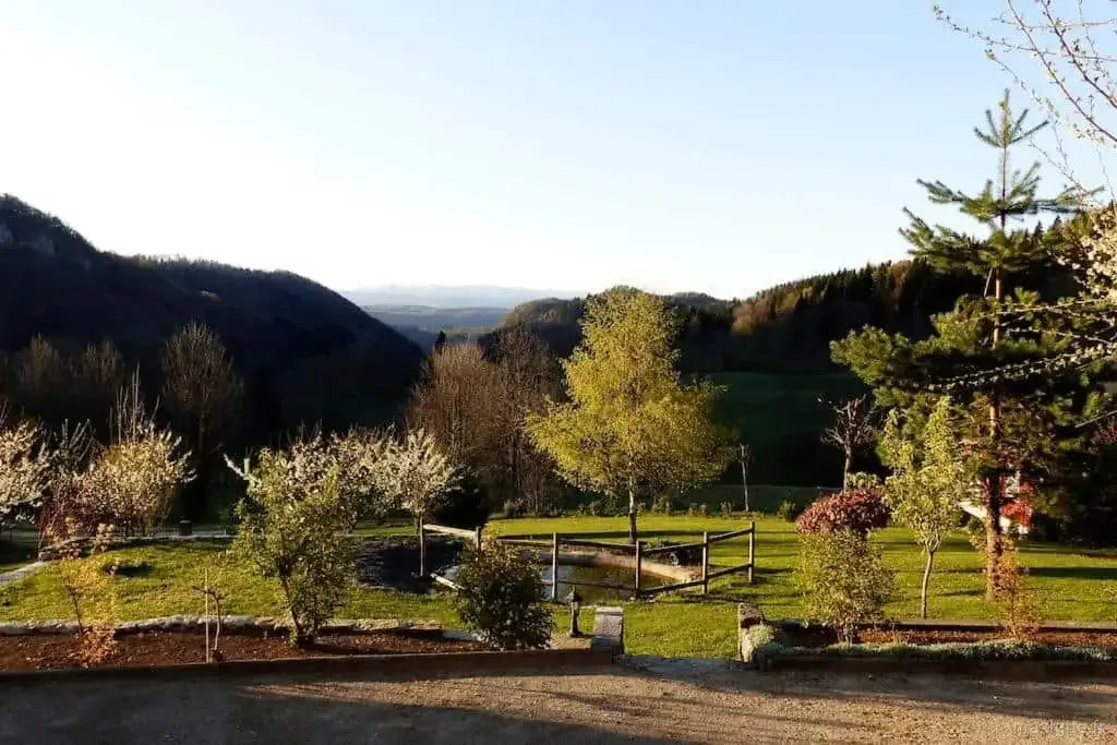 Vue panoramique sur les montagnes du Jura depuis le gîte