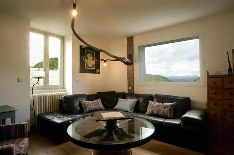 Salon spacieux avec vue sur la montagne et grandes baies vitrées