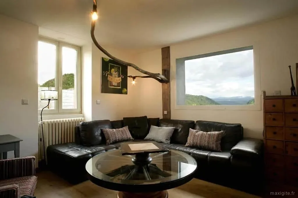 Salon spacieux avec vue sur la montagne et grandes baies vitrées