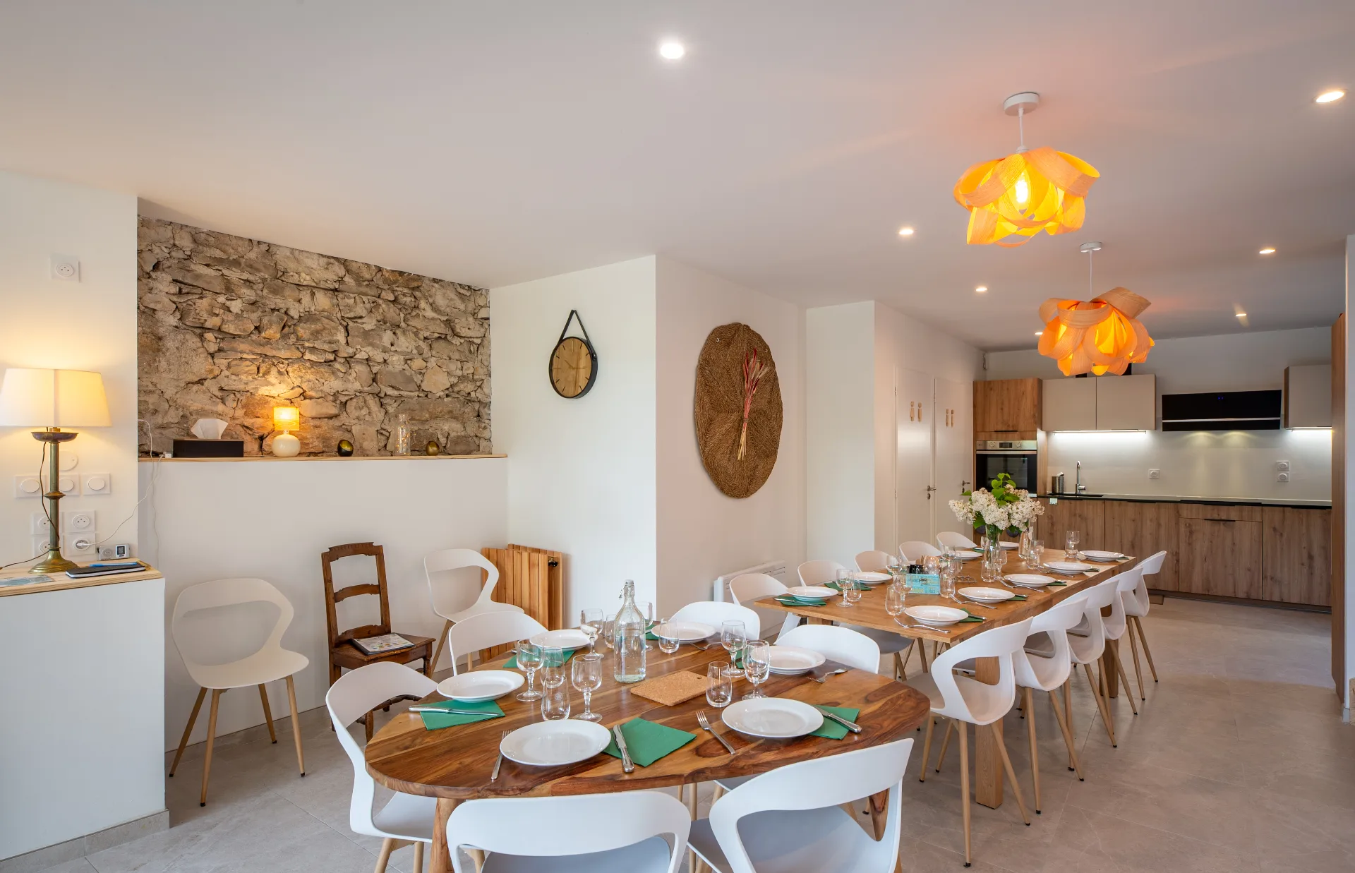 Grande salle à manger avec longue table en bois pour repas de groupe
