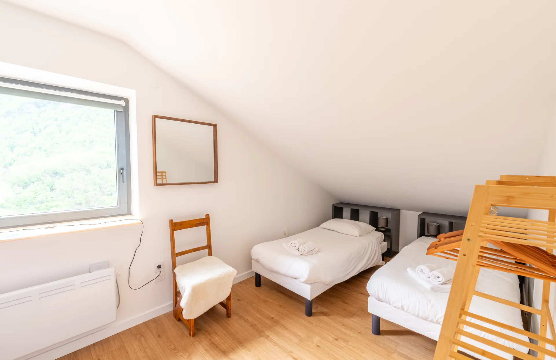 Chambre avec lits superposés et décoration en bois naturel