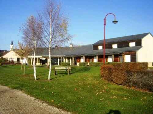 Vue extérieure du gîte avec terrasse et salon de jardin