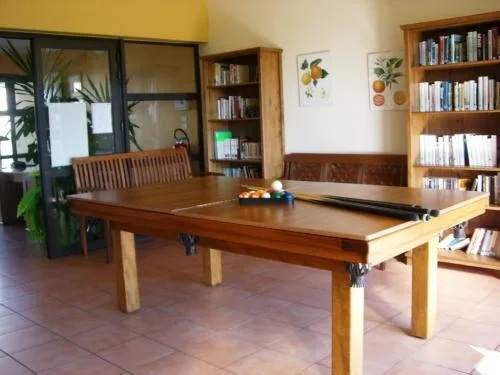 Salle de réunion et de jeux avec billard pour les soirées de groupe