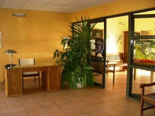 Entrée du gîte avec allée menant à la porte d'accès