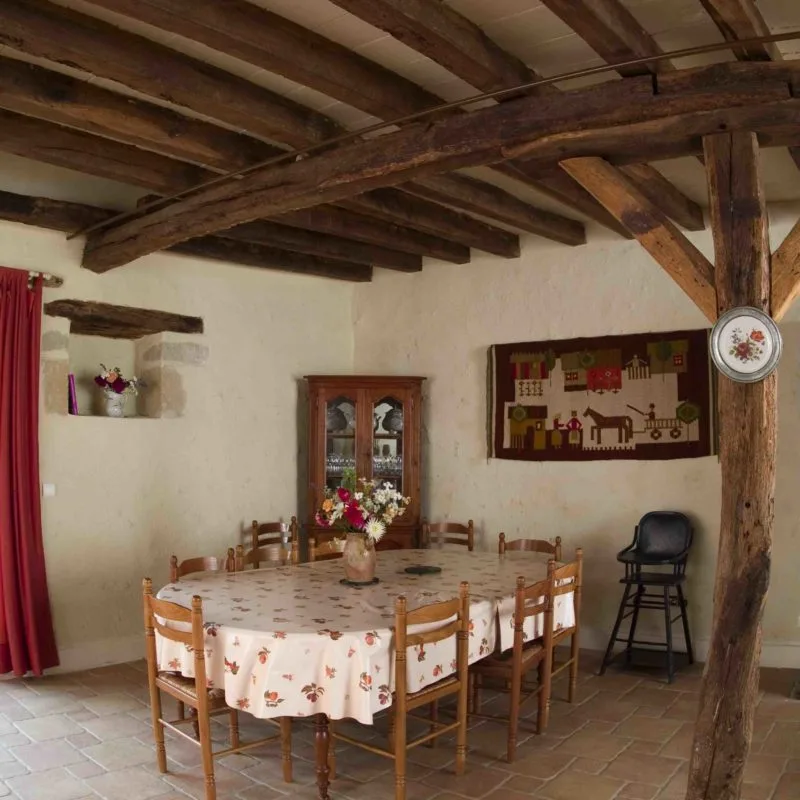 Espace de vie au rez-de-chaussée avec accès à la cuisine