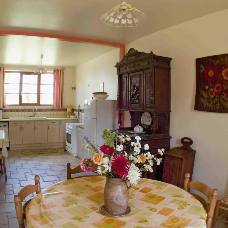 Cuisine équipée du gîte, vue depuis l'espace de vie