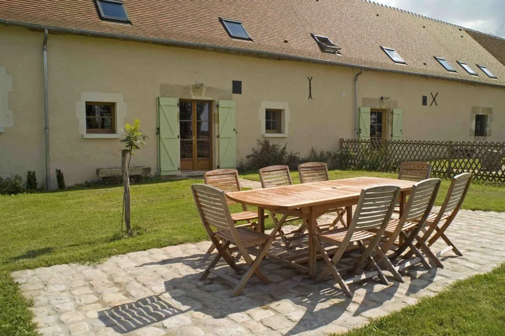 Jardin privatif engazonné et clos avec mobilier de jardin
