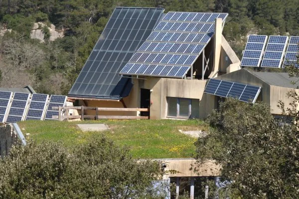 Toiture végétalisée du bâtiment recouverte de panneaux photovoltaïques inclinés