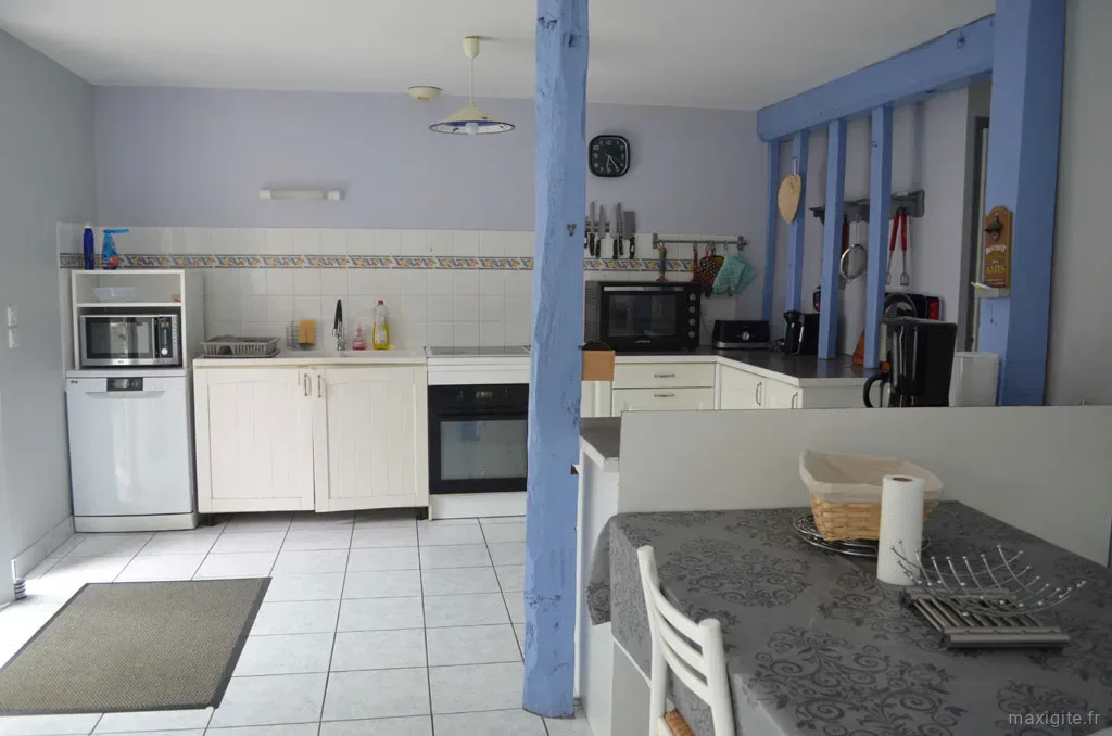 Cuisine équipée avec four, plaques de cuisson et grand plan de travail