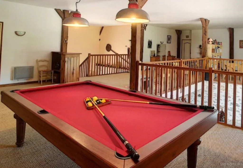 Espace détente à l'étage avec billard et poutres apparentes