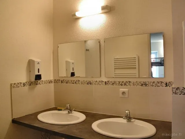Salle d'eau avec double vasque et miroirs